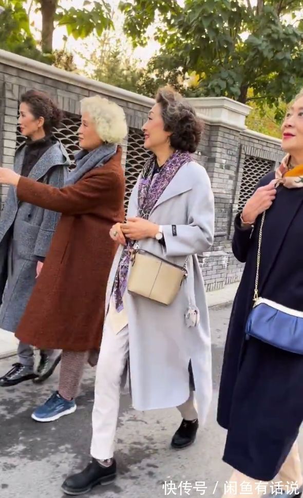 上了年纪不必刻意扮嫩,学75岁奶奶穿“大衣+烟管裤”,老得优雅