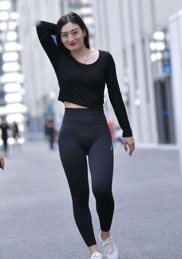 慵懒的打底裤尽显优美的飘逸感，轻松展现出优雅范儿，简约又干练