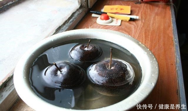 小伙网购东北冻梨，试吃后表示很失望，看到吃法后东北人已笑趴