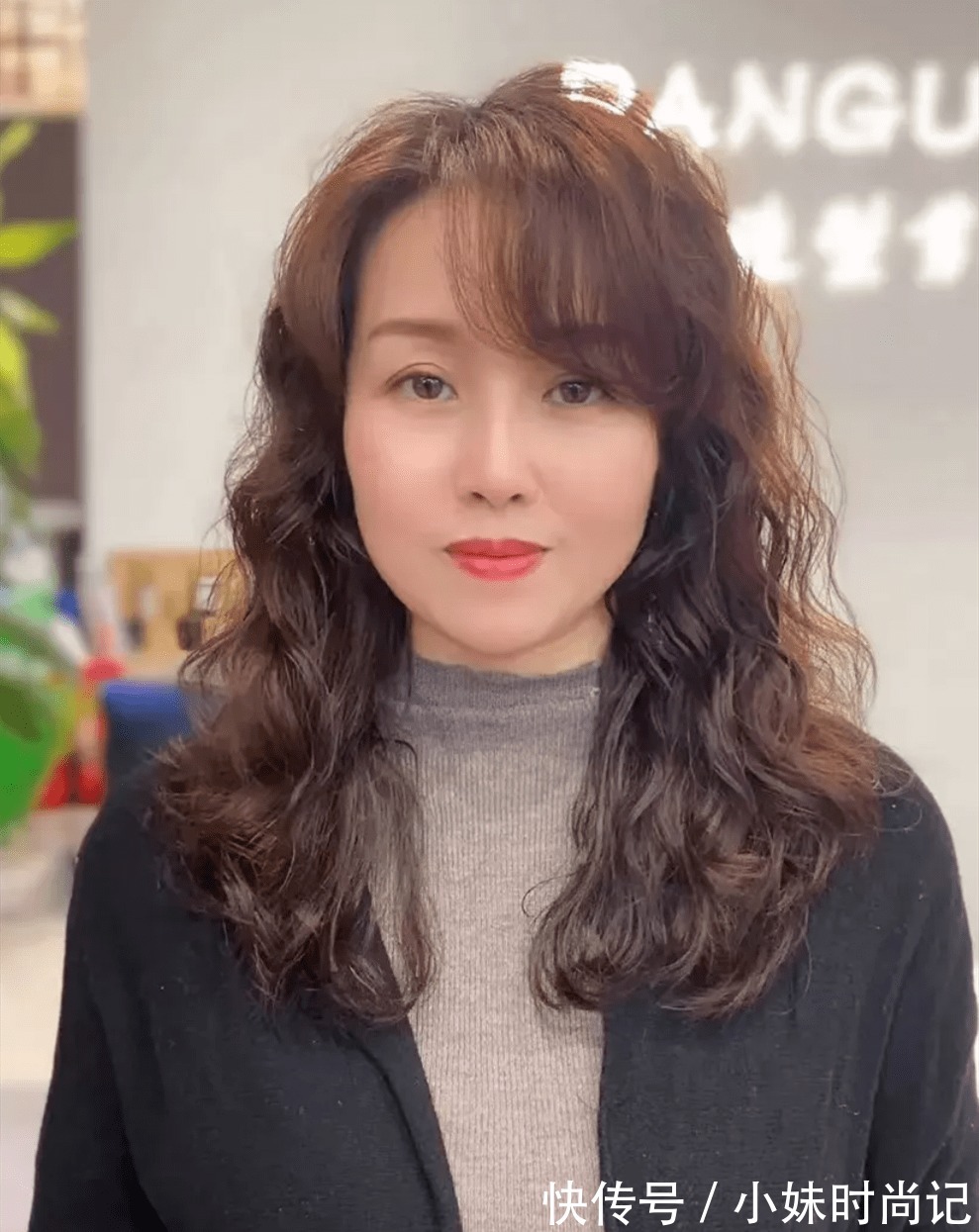 纹理烫|五六十岁的女人,建议过年烫发就选这三种发型,洋气减龄又显气质