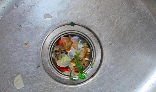 下水道又被油污堵住,别再用热水冲了,一个小妙招,让它顺畅无阻