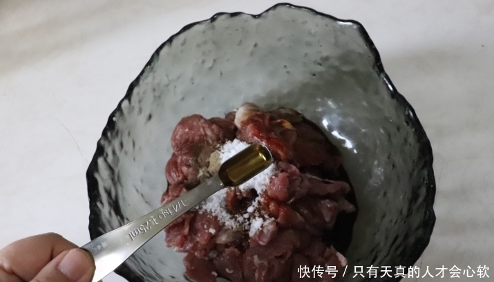 正确的葱爆羊肉做法,记住1招,羊肉嫩滑还不膻