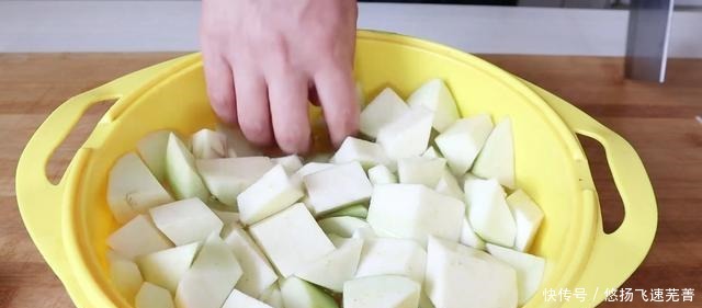 土豆从来没这样吃过,加一个茄子,比吃红烧肉还香,上桌就被扫光