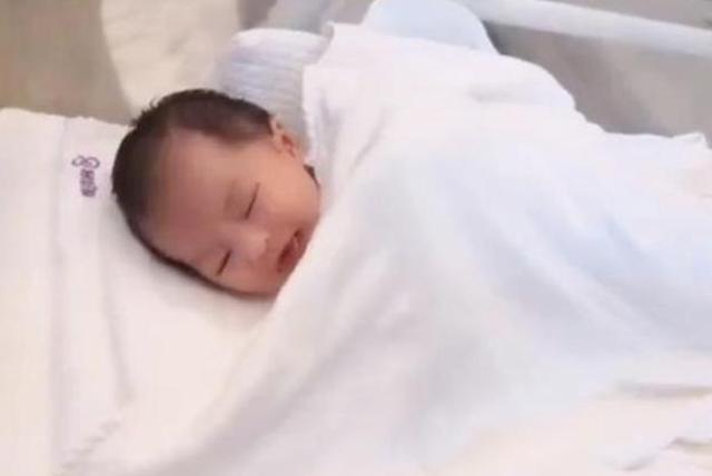 我愿意|女婴颜值太高,被网友称为“最美新生儿”:我愿意等她18年