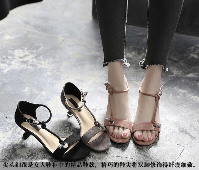 尖头细高跟,让女人就像公主一般雍容华贵,充满优雅气质