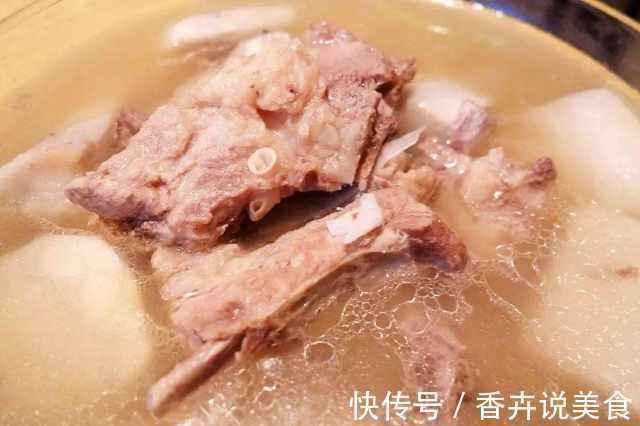不管炖什么骨头汤,都不要直接加水炖,多加这1步,汤白味更浓
