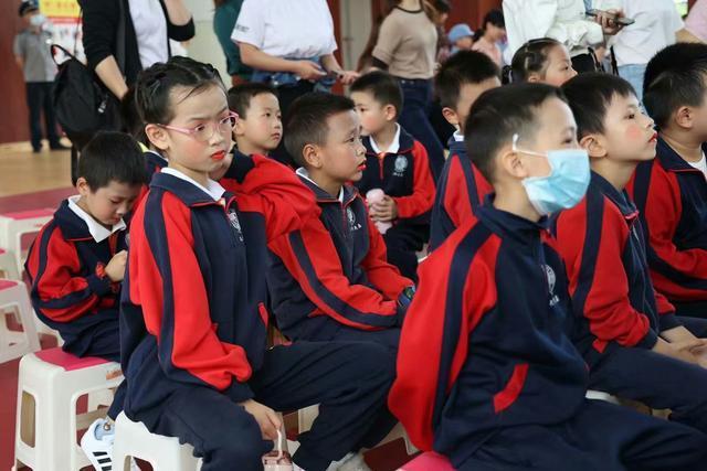 今日头条|奶奶帮孙女写暑假作业:孤军奋战的妈妈,最怕没有底线的老人