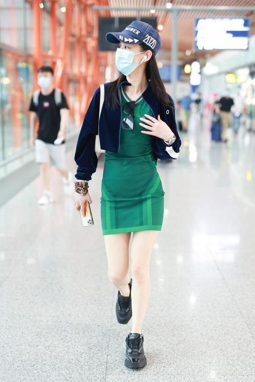 性感|超短外套有多时髦,看看小姐姐这样穿,秒变性感美女!