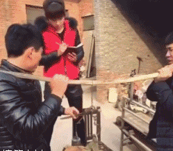 |搞笑GIF:妹子你真是会玩,乍一看还以为轻生呢