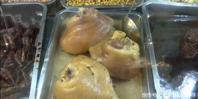 老人|老人买发臭猪蹄要求赔偿，商家拒赔十几天后才来，2斤变7两