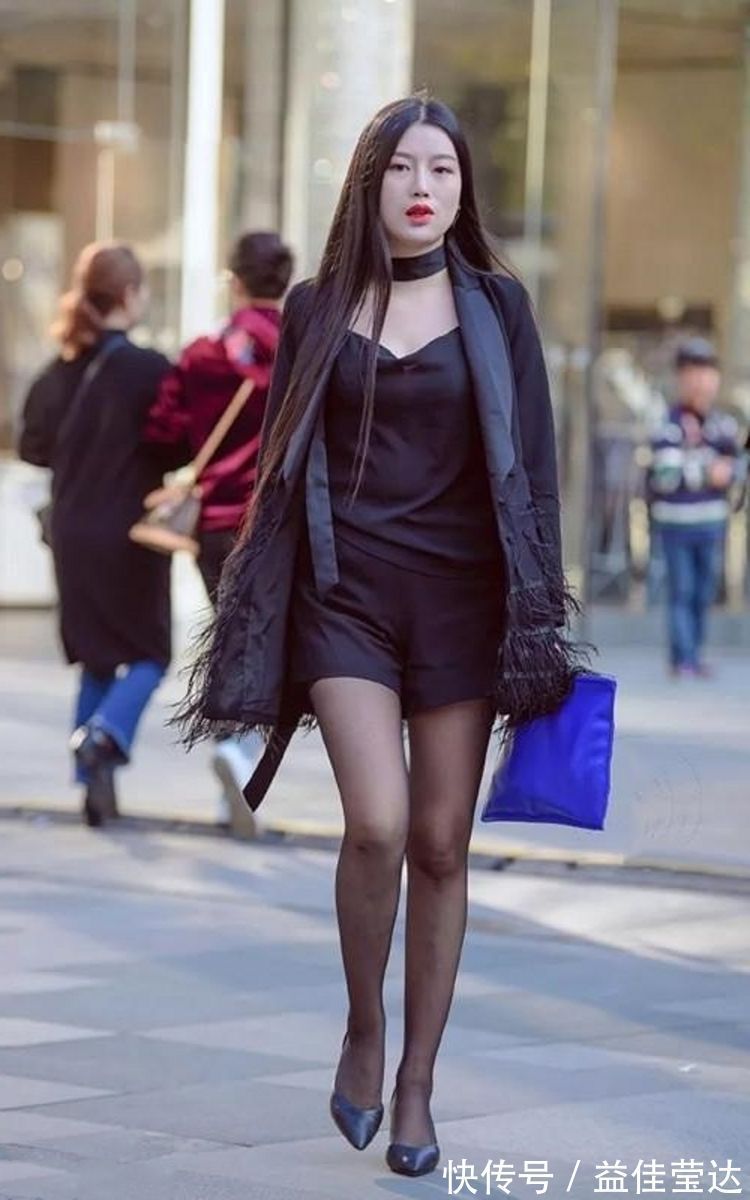 气场|街拍：职场女性搭配高跟鞋，气场时尚更有魅力
