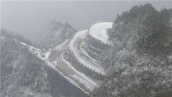 天门山|这次的雪下得好“过瘾”！张家界天门山又下雪啦！游客直呼好美