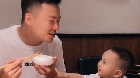 萌娃|奶爸“无所顾忌”式带娃吃饭,娃小手一指:我到底是你亲生的吗?