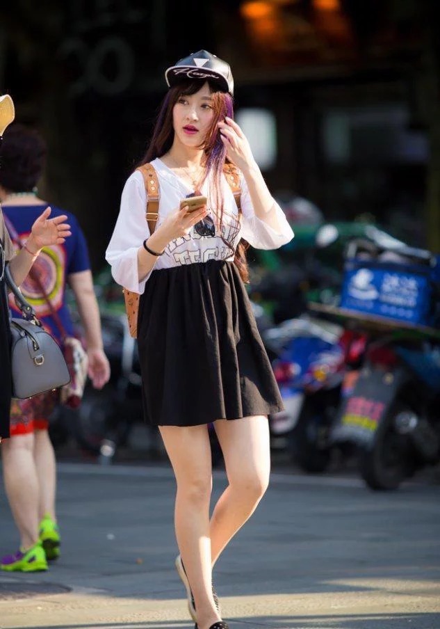 街拍:身穿长裙的小姐姐,身材没得说,是吸睛