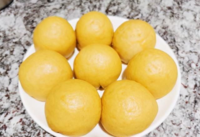 红豆和玉米面是绝配,一个做皮一个做馅,包好入锅一蒸,特香