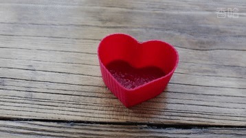 奶油焦糖布丁，1袋牛奶和少许糖，锅里简单一煮就成功