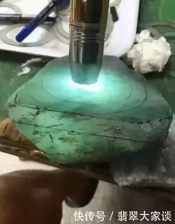 赌石|赌石实战17万买下一块只有一个翡翠手镯位的料子,直接开切