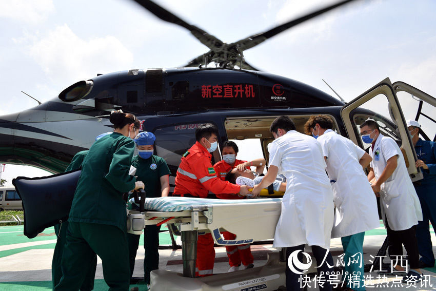 直升机|男子肝脏破裂 直升机紧急空运救援