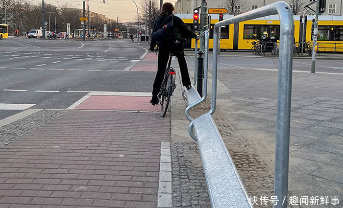 手机充电|网友晒出38个很贴心的生活物品,这些设计师都有一颗产品经理的心,太有爱了