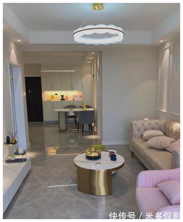 石膏线|她家88平米,全屋刷乳胶漆,石膏线做背景墙,效果太漂亮温馨了