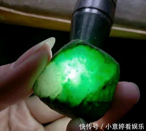 翡翠|小哥花800买了一块不起眼的翡翠小料子,一刀下去后商家哭了