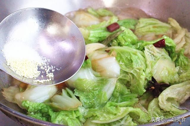 正确做法|白菜炖豆腐时，先炖白菜还是先炖豆腐？大厨教您正确做法，真好吃