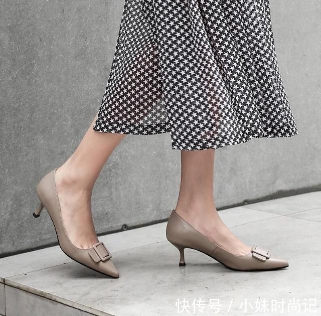  设计|小巧的尖头高跟鞋，浅口的造型设计，展现女性优雅气质