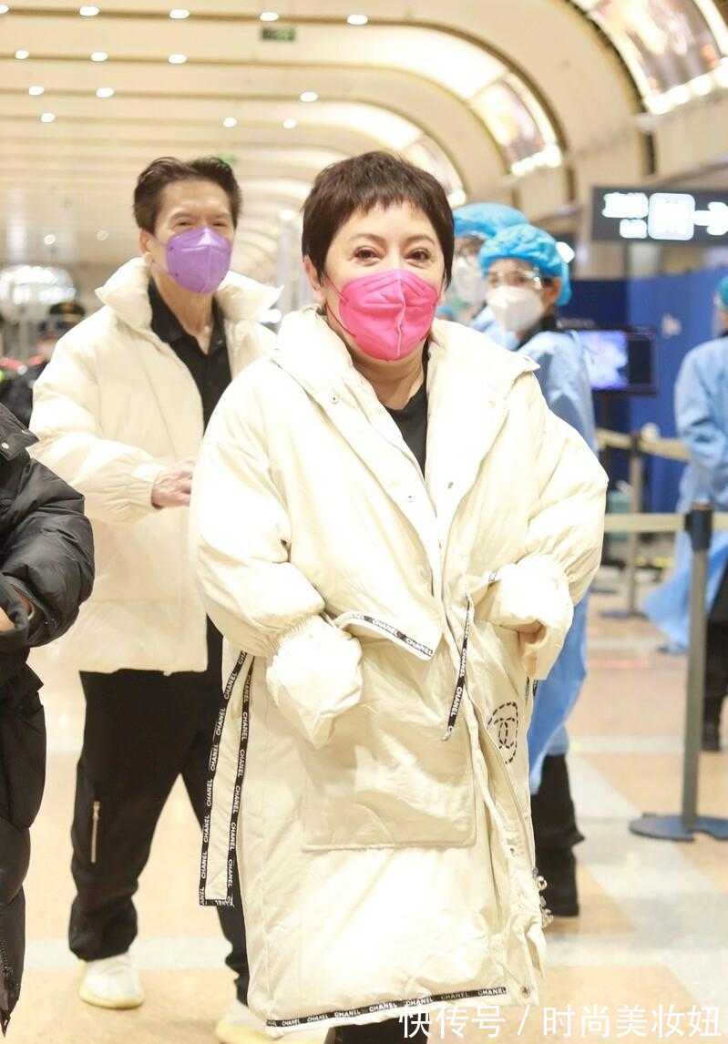 搭配 向太真的太会打扮了,穿“7万”羽绒服配长靴,高级洋气又气质