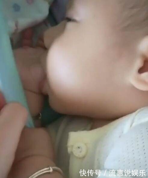 小宝宝|6个月宝宝在熟睡,婆婆发现嘴巴里有问题,掀开被子后笑喷了