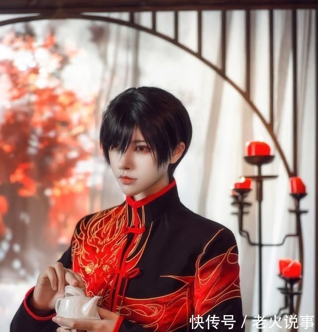 言生cos《哑舍》老板,红眼睛长头发,感觉青春又回来了