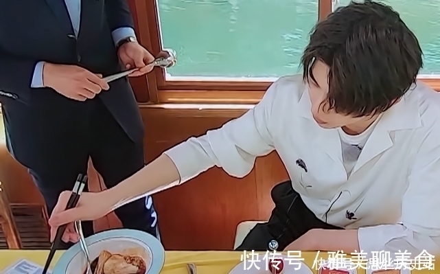 苗苗在游艇上吃饭，桌上的“小红盒”抢镜，暴露郑恺在奔跑吧地位