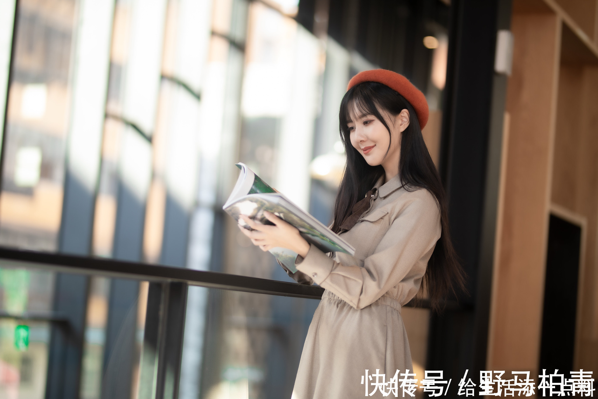 小帽|靓丽美女陈郁晴时尚风衣写真,搭配一款圆顶小帽还有那么一点俏皮