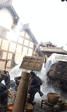 |搞笑GIF:当时妹子就急哭了 再也不穿裙子玩单杠了