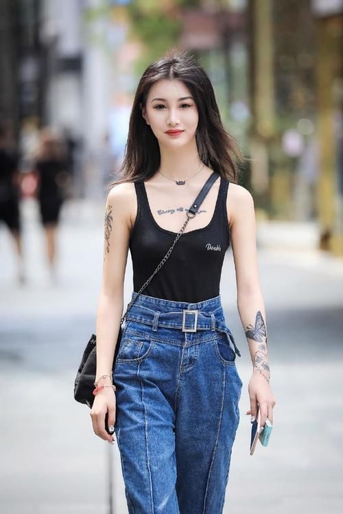 性感又简约的牛仔裤完美的展现自己的气质