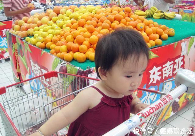 家长|五岁女孩在超市一直吃草莓,被店员制止之后,孩子口出狂言