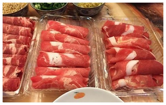 老公请同事在家吃火锅，我精心准备一桌配菜，离开时都夸我厨艺好