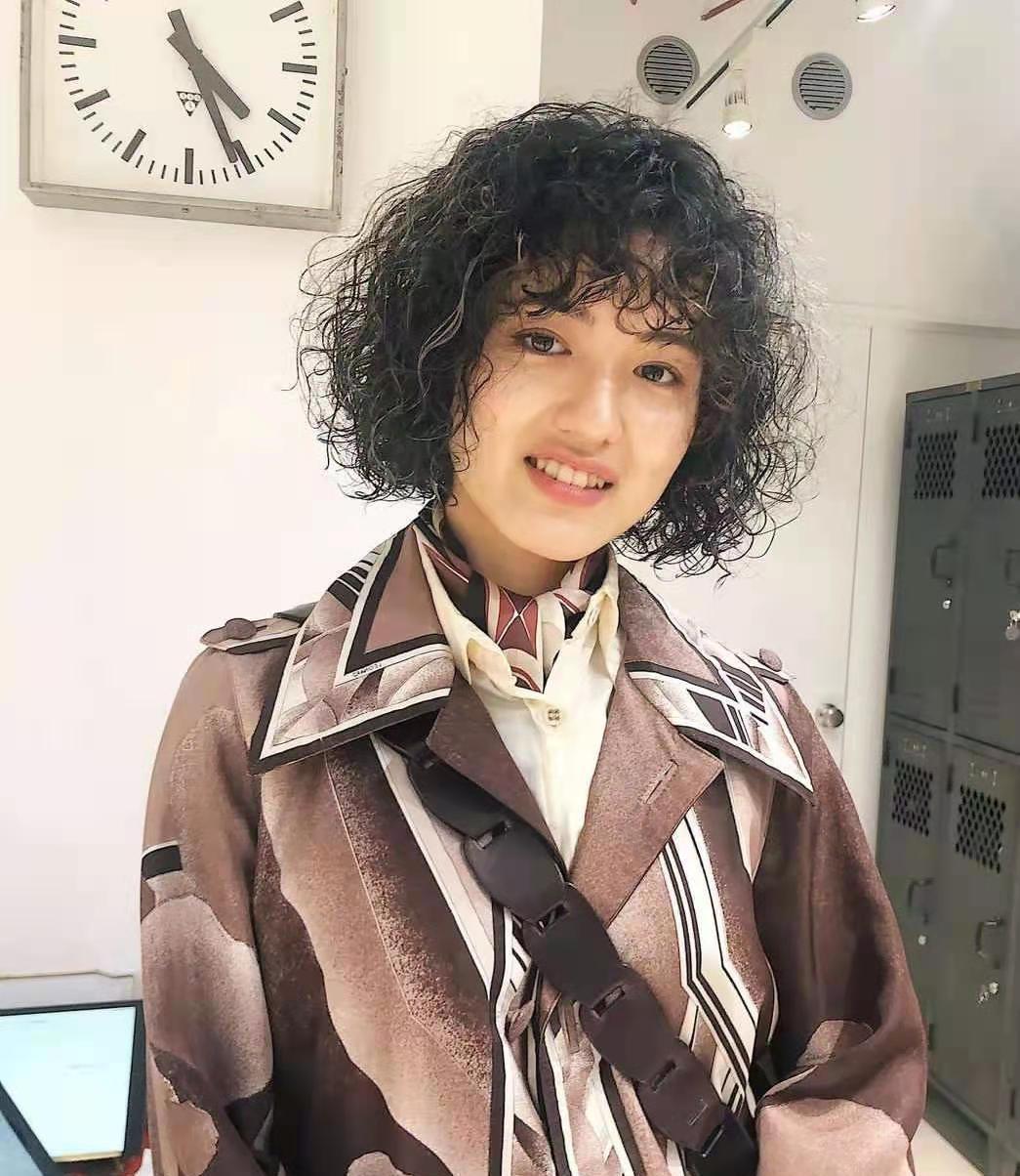 头发|羊毛卷已经不香了,“妈妈卷”悄然兴起,时髦的女生已经领先一步