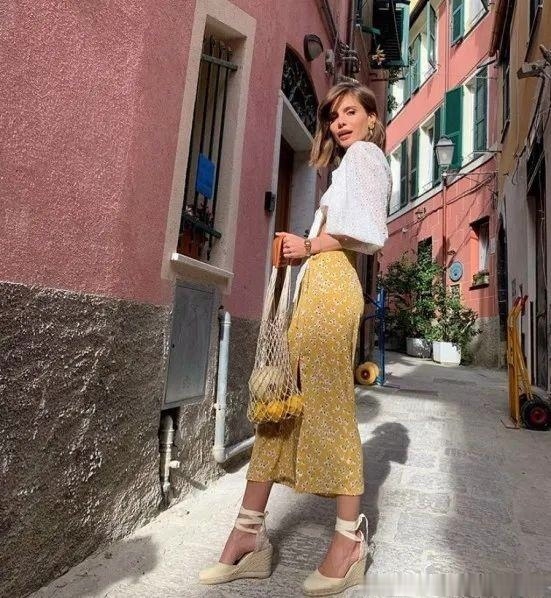 草编包 完爆小白鞋!这双神仙凉鞋跪求你买,巨显腿长