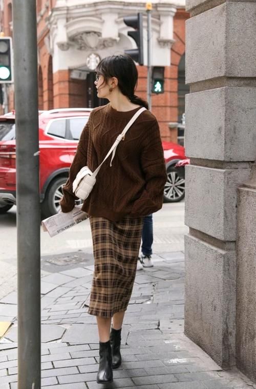 早春穿针织开衫、毛衣怎么穿好看？今年流行配“格子裙”，很美！