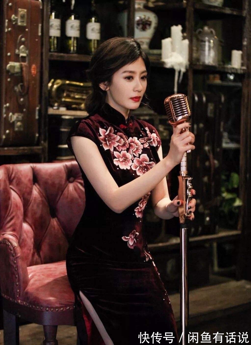 印花|母女俩穿旗袍跳女团舞,45岁妈妈气质惊艳,腰身纤细不输00后女儿