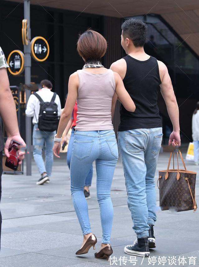 修身牛仔裤 浅色调的上衣搭配蓝色牛仔裤,再配上蓝色缎带,高雅而有气质