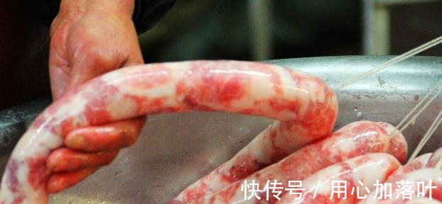 灌香肠时,肉不需要马上腌!要想不发霉,变香入味,这2步不可少!