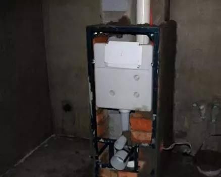 装修|师傅在卫生间砌了半堵墙,邻居看后竟赖着不走,非要师傅去她家装