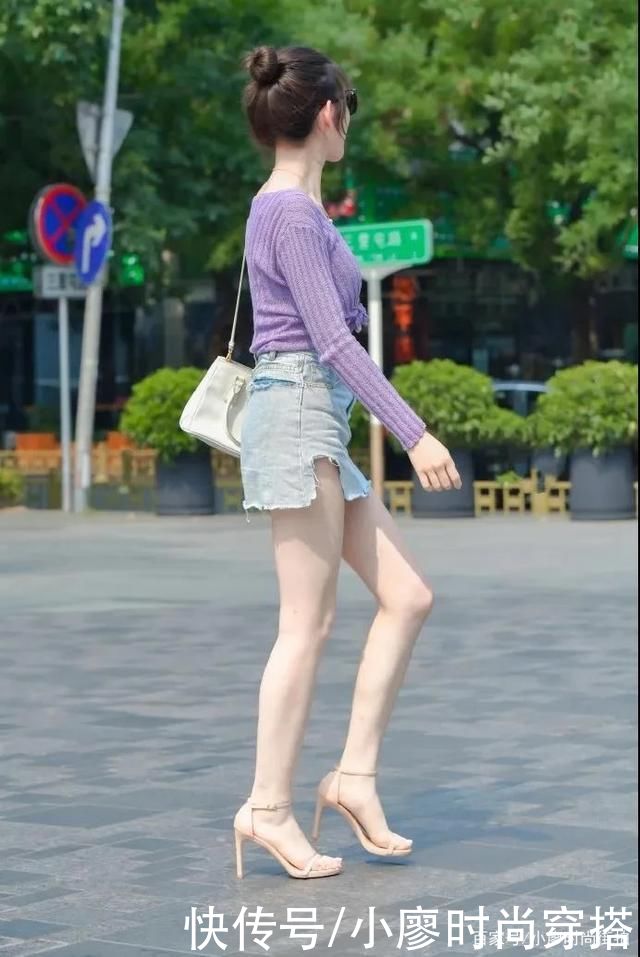 休闲|街拍这位女士的穿搭，非常的休闲迷人