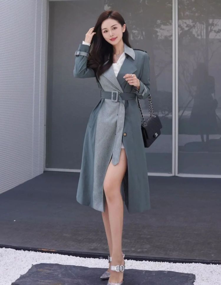 长风衣 浅绿拼墨绿的过膝长风衣搭配银色高跟鞋,是不是很有女人味啊?