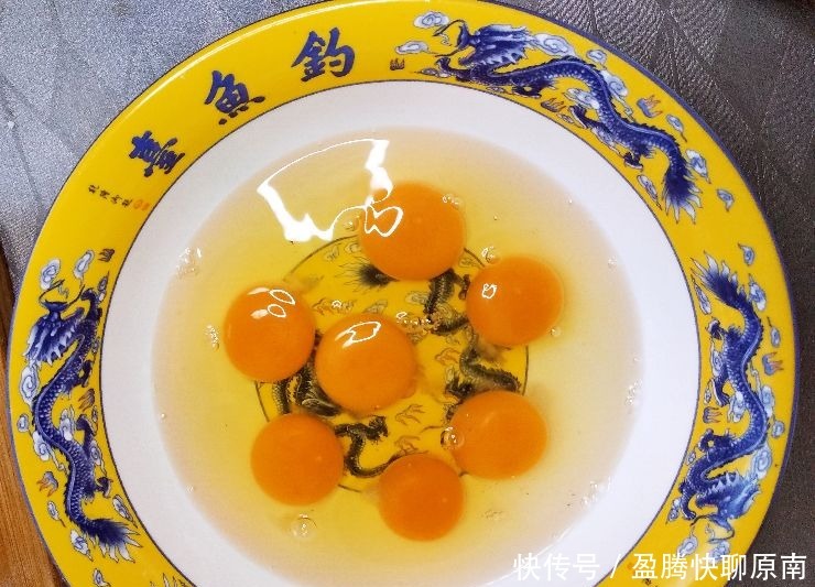 烙韭菜盒,调料施放有讲究!这么做皮酥馅鲜,韭菜翠绿不下汤