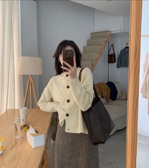 秋天的半身裙千万不要收起来!试试搭配毛衣和卫衣,时髦又高级