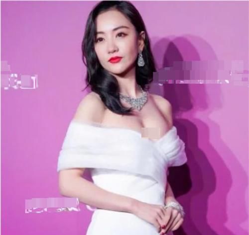 白色|李小冉穿白色礼服出席活动,仪态优美,我最喜欢她这一点