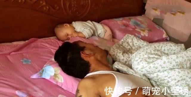 河南|河南爸爸睡觉太沉了, 醒来却瞧不见宝宝, 接下来的表情太逗