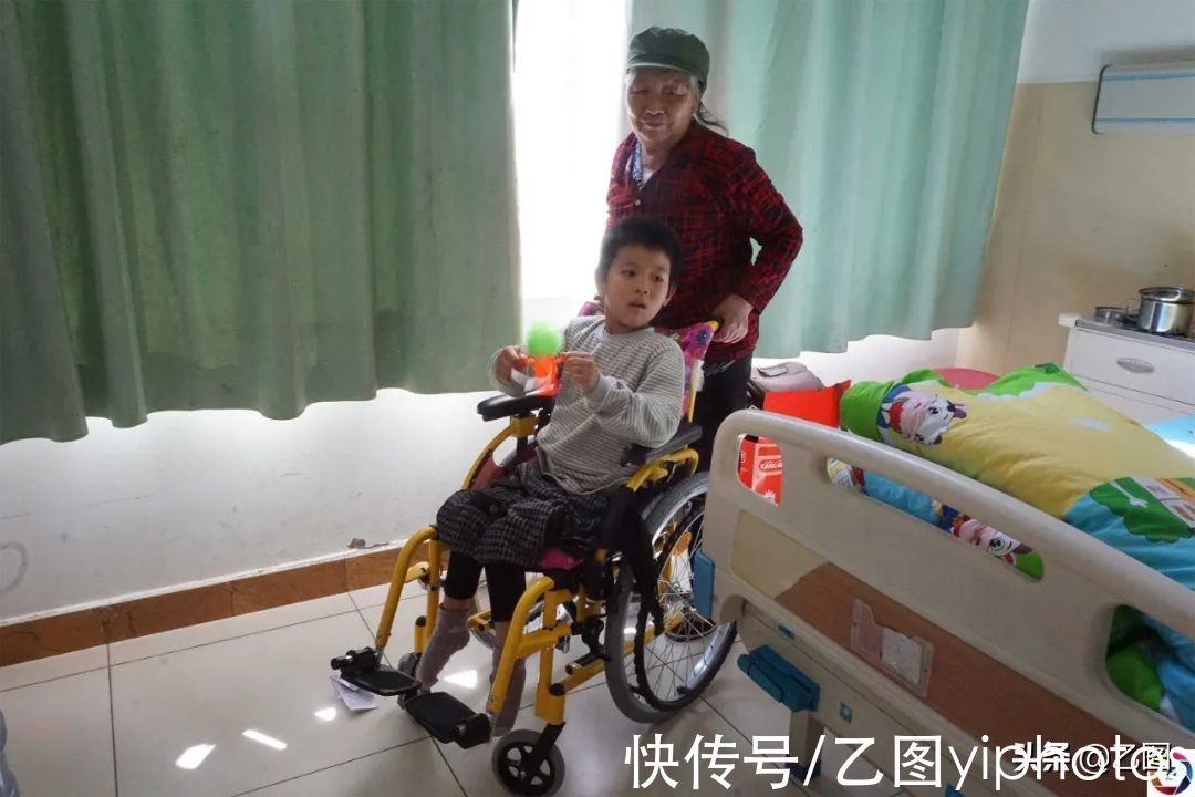 奶奶|家里盖房子,奶奶刚一转身2岁孙子从台阶上滚落,孩子一辈子毁了